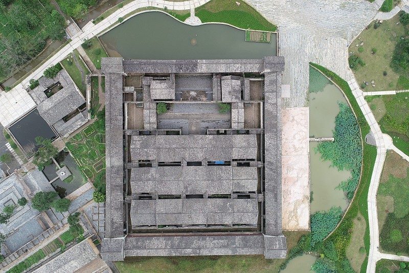 关西新围航拍，方形围屋环水而建