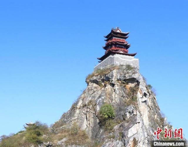 玉石仙岩顶的阳明阁，红墙飞檐