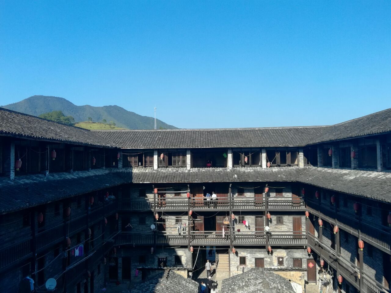 燕翼围内院回廊，红灯笼高挂