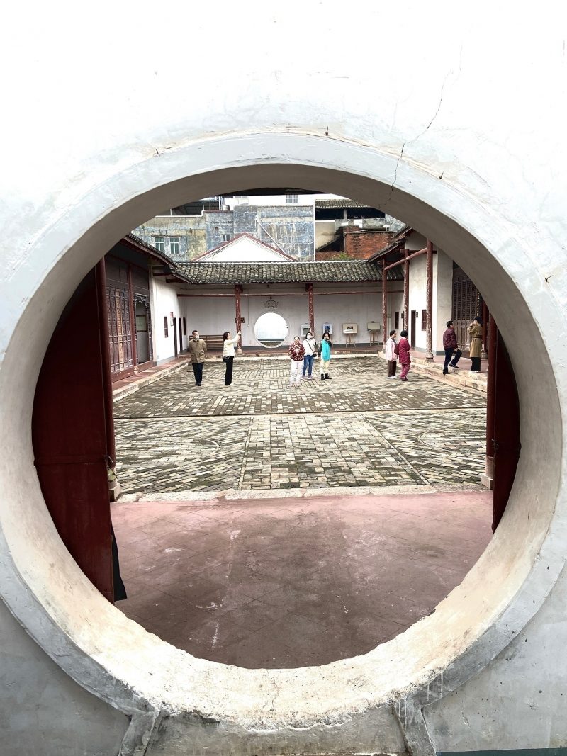 南越王庙圆形月洞门与院落